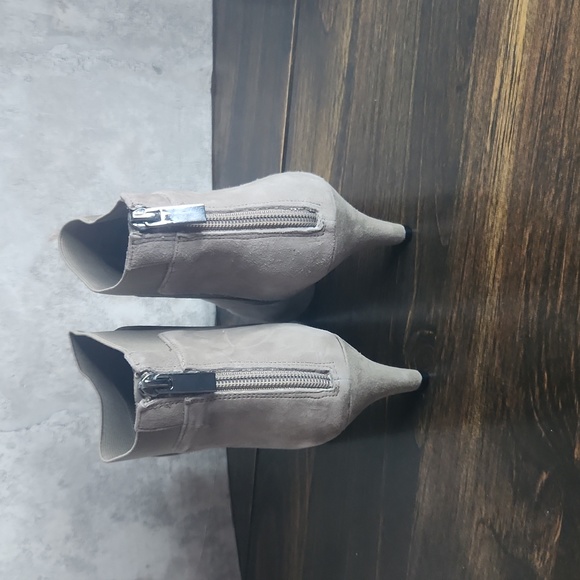 Bandolino Bari Taupe Suede Pointed Toe Kitten Ankle Booties new 8M - Picture 4 of 8